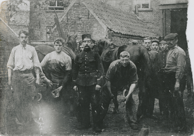 875281 Afbeelding van vermoedelijk de achterruimte van de hoefsmederij van A.H. Derks (Varkenmarkt 26) in Wijk C te ...